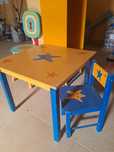 Estante com gaveta, mesa de trabalho com 2 cadeiras e cadeira pequena