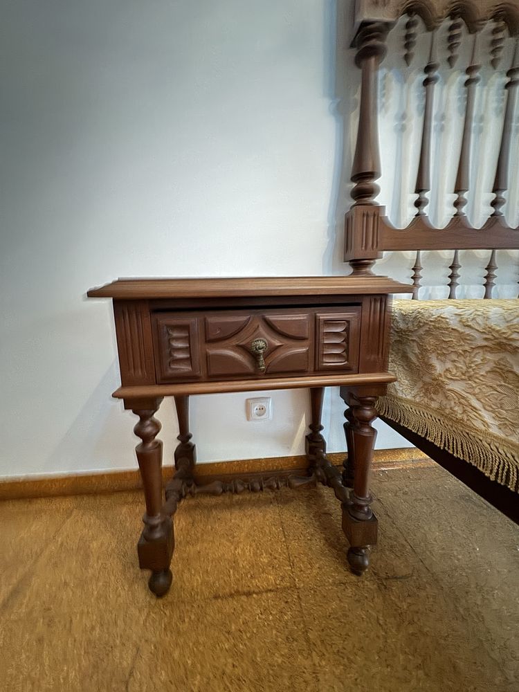 Cama de casal a moda antiga + mesas de cabeceira de madeira