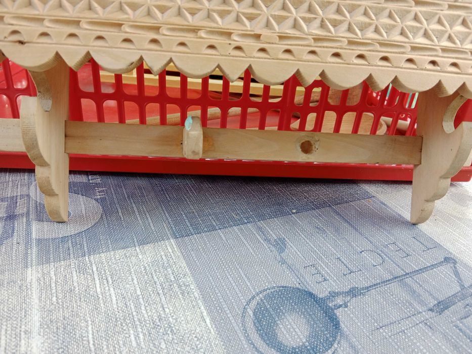 Rzeźbiona ręcznie dekoracyjna półeczka