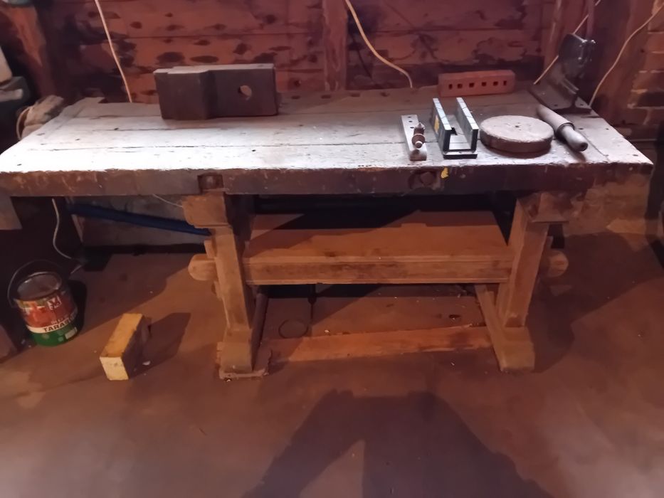 Drewniany stół stolarski
