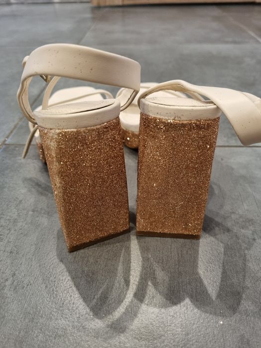 Sandałki na słupku z brokatem