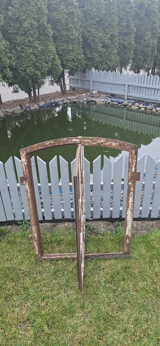 Stare okno żeliwne 90x66cm.