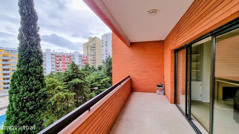 Magnifico apartamento T5 com varanda em Miraflores, Algés, Oeiras