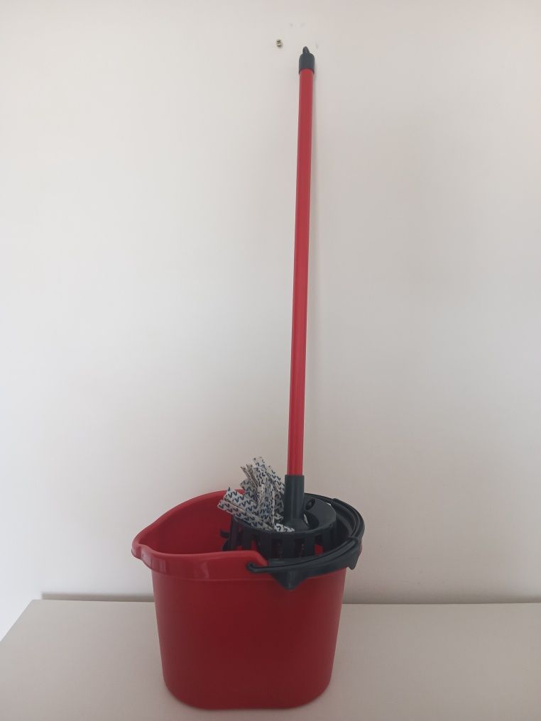 Brinquedo Pequeno balde com esfregona 16cm