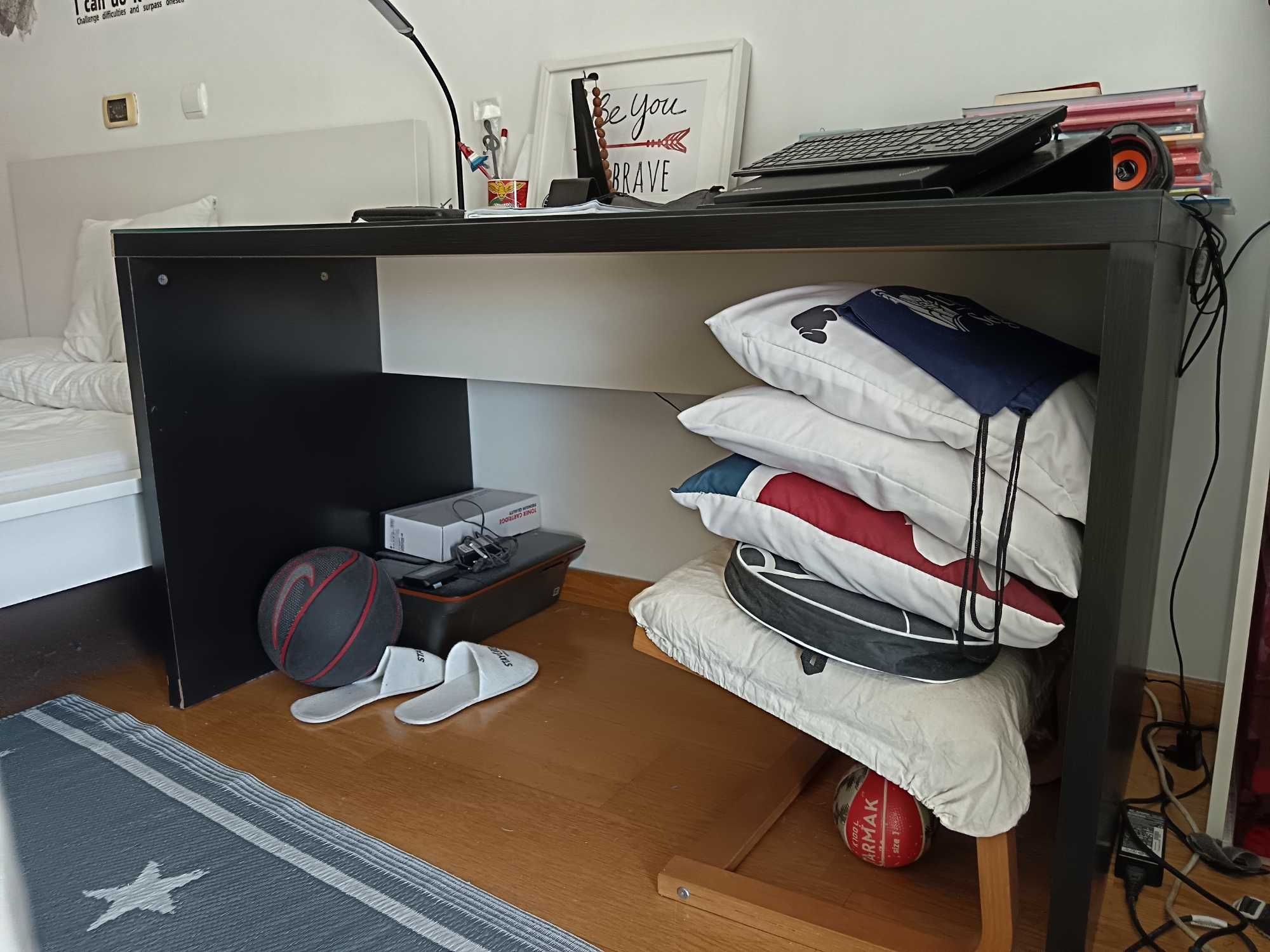 Secretaria / mesa de trabalho