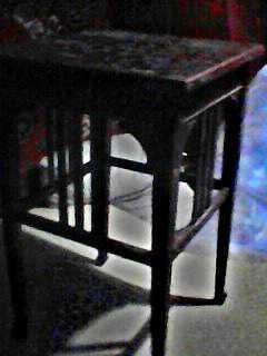 Стіл,   якому близько 100 років  під відновлення