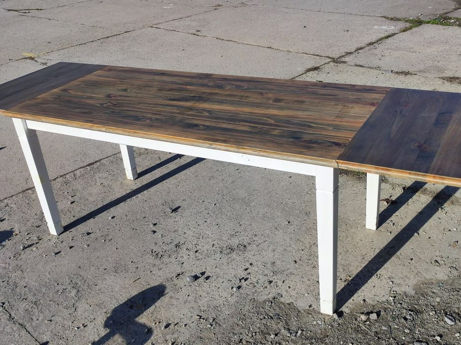 Duży stół ogrodowy.