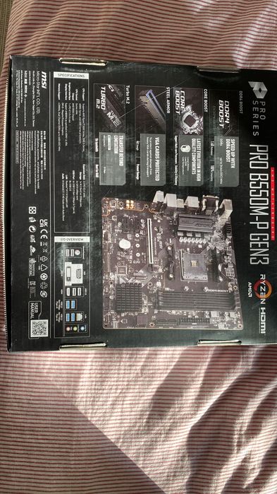Torre Gaming MSI com teclado e rato