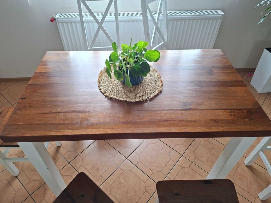 Stół kuchenny  + 4 krzesła i dwa taborety