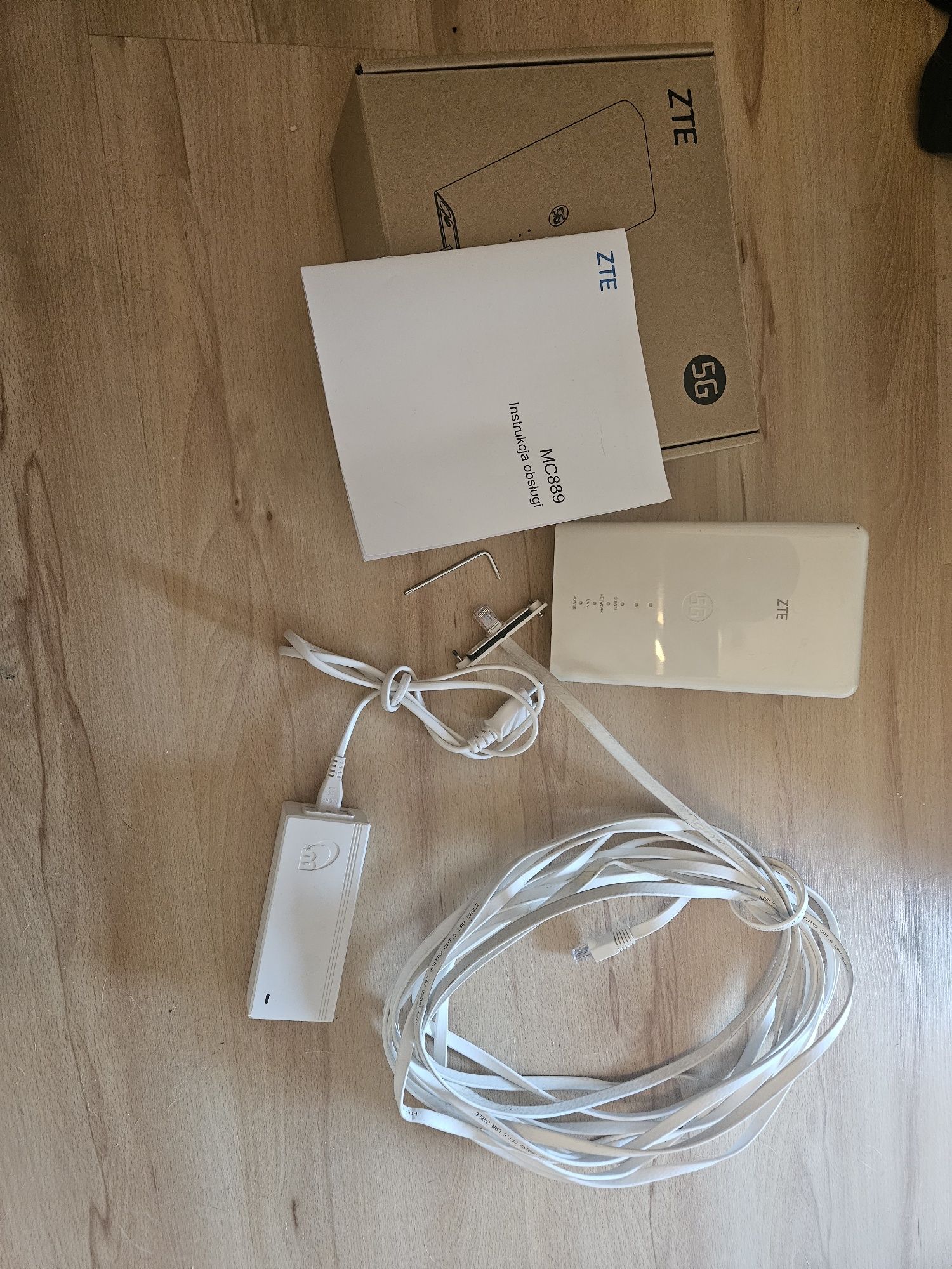 Router zewnętrzny modem 5G / LTE ZTE MC889 cały zestaw