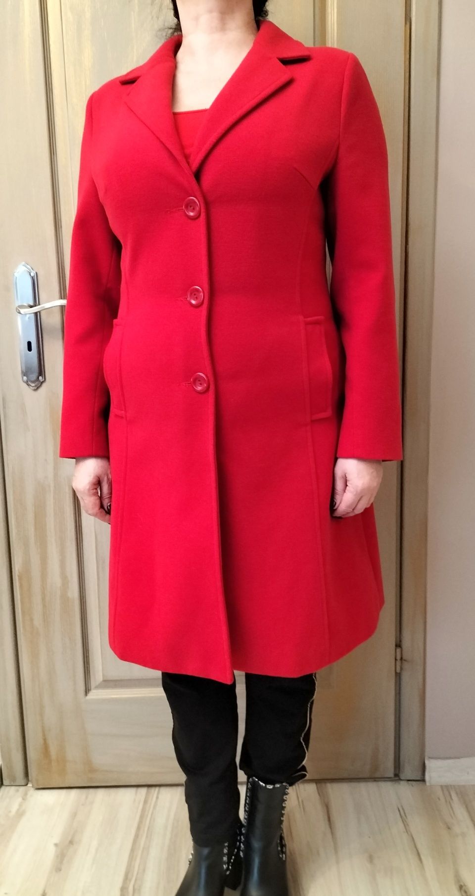 Polski producent, czerwony płaszcz