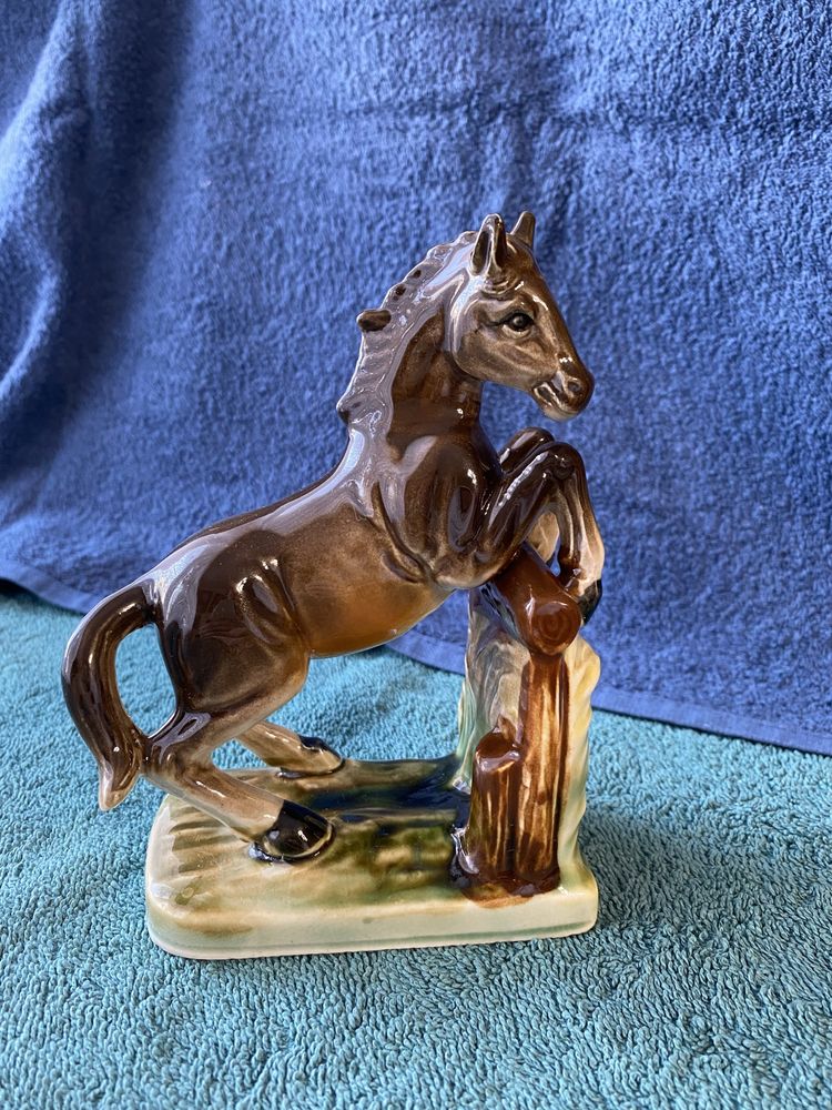 Figurka porcelanowa konia niemiecka