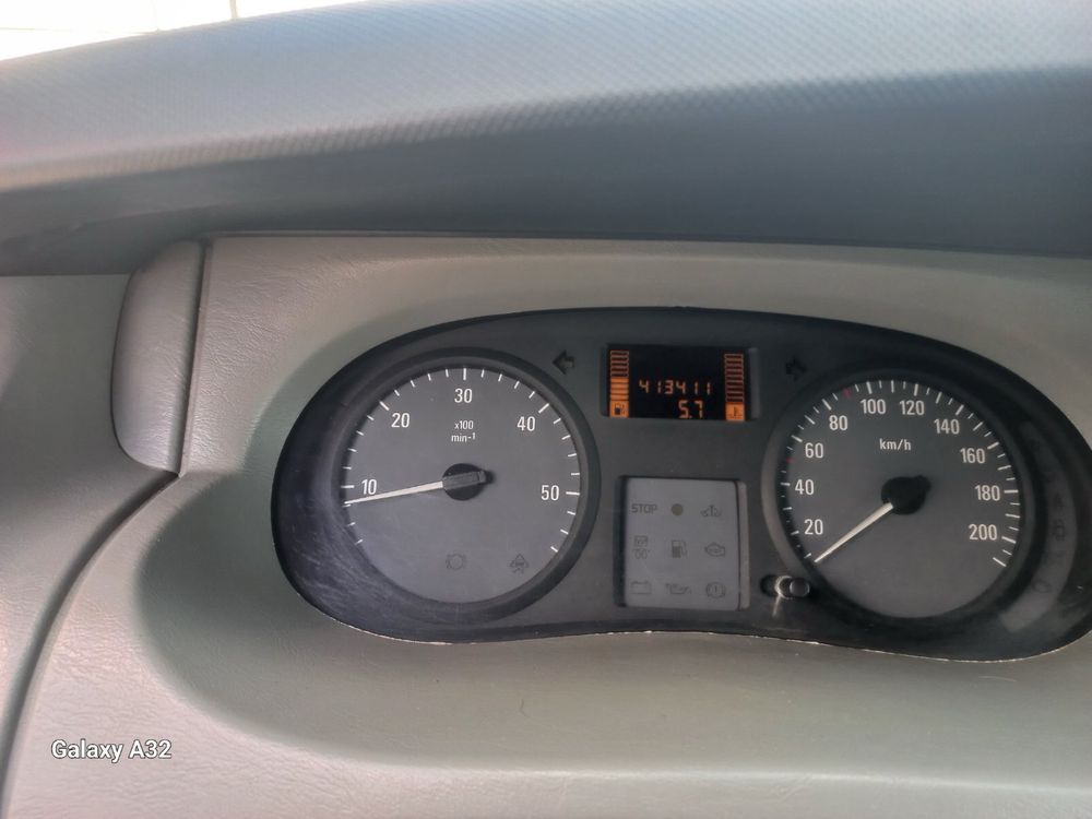 Opel Vivaro 2009р 2.0. механіка  6-ступка. Нерозмитнена