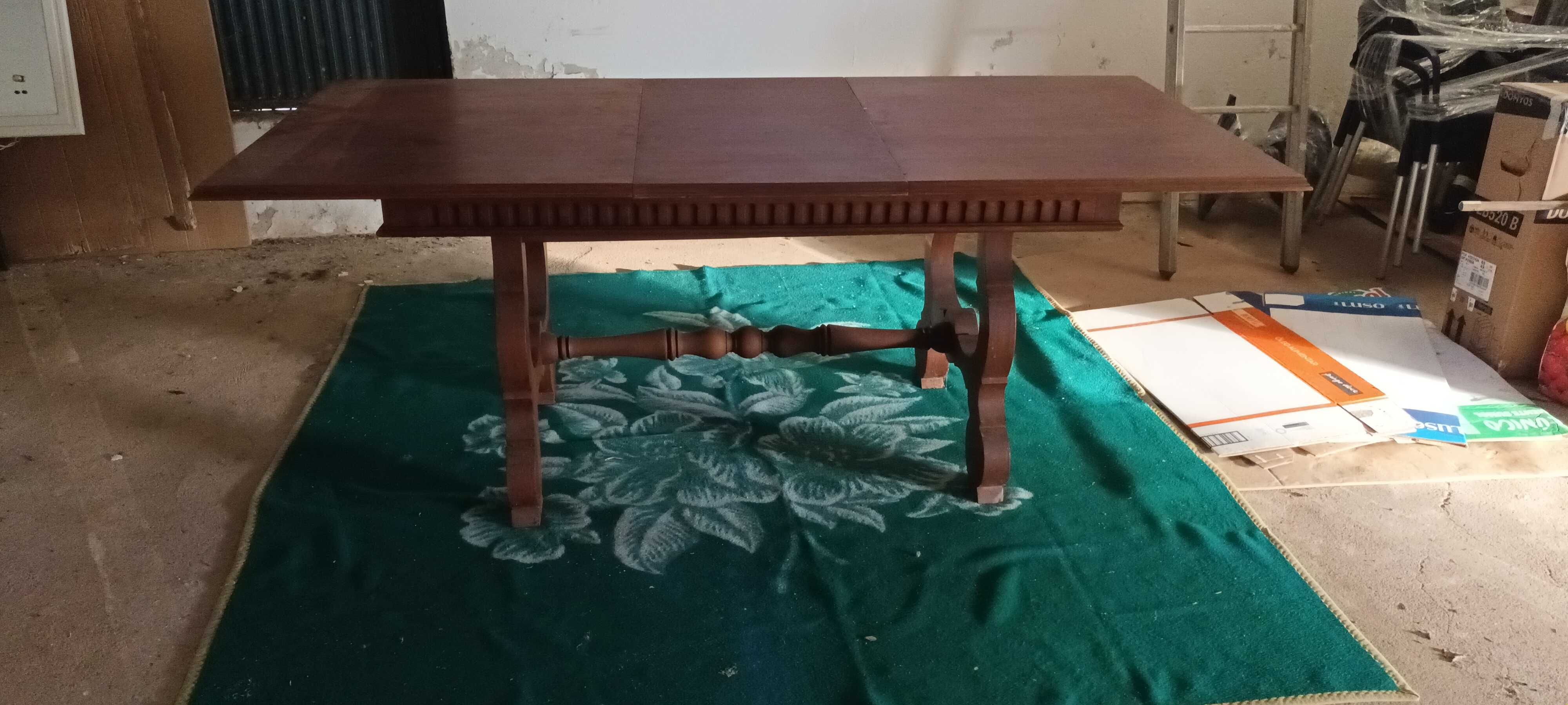 Mesa castanha em Madeira