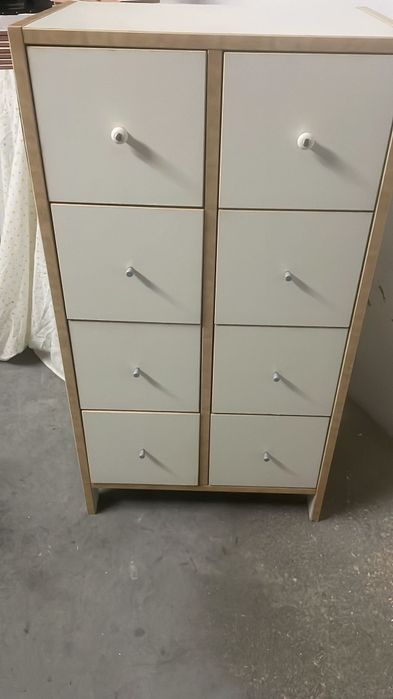 Armário de madeira versátil e com arrumação