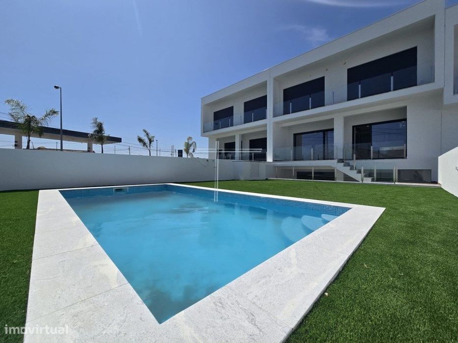 Moradia em banda T3, arquitetura contemporânea com garagem e piscin...