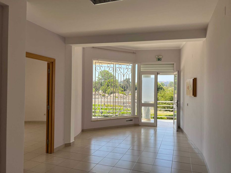Arrenda - Espaço comercial . Alcobaça