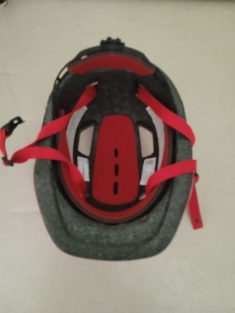 Capacete vermelho da Btwin