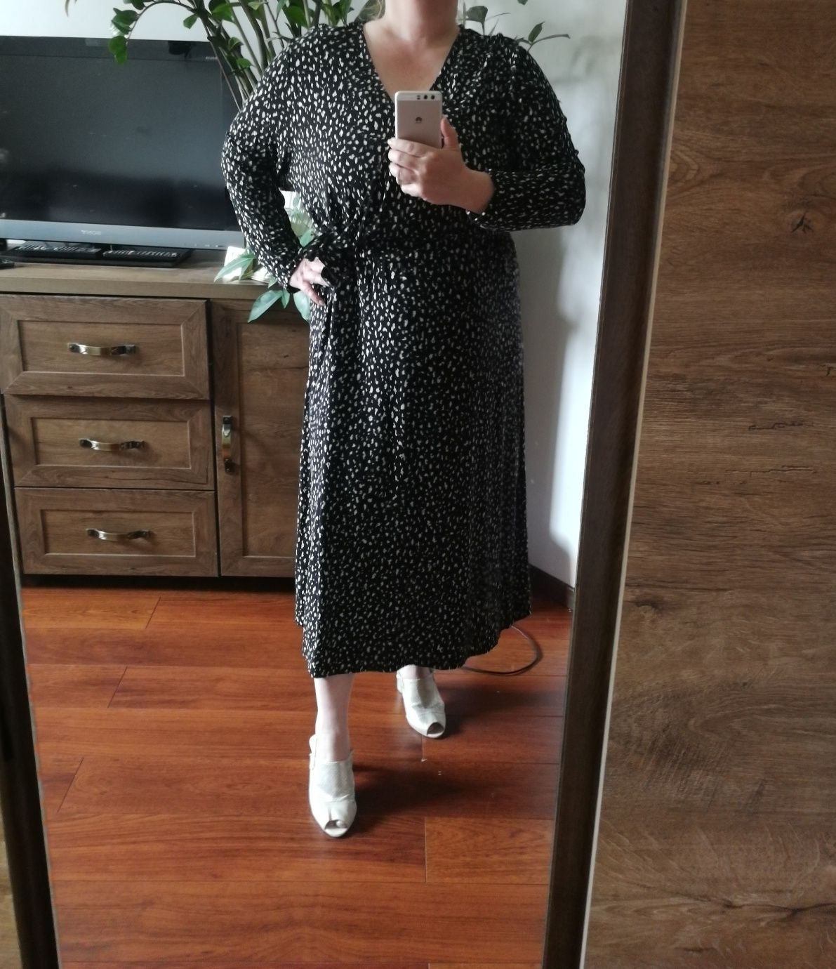 Czarna sukienka w centki w rozmiarze Plus Size wiosna 2025 święta