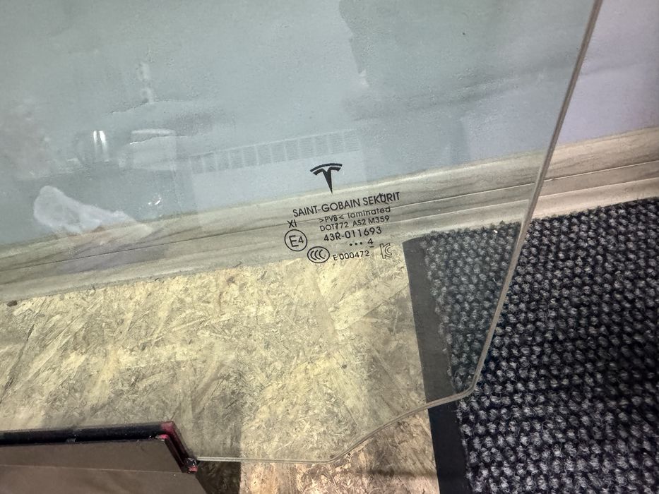 Стекло левое Tesla Model Y двойное