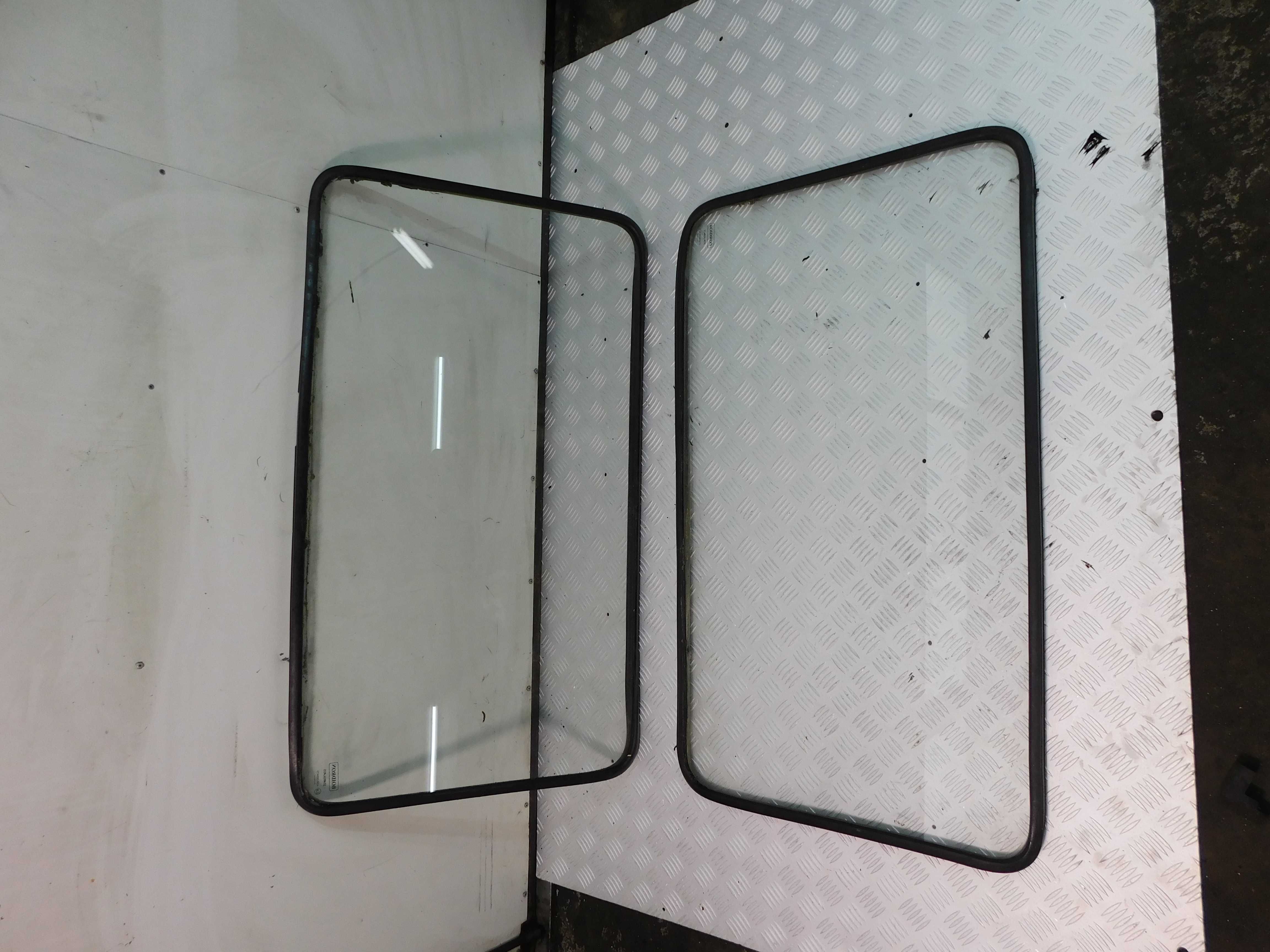 Szyba szyby 95x55 z uszczelkami  boczne BUS CAMPER