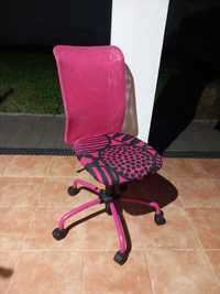 Cadeira cor de rosa com rodas
