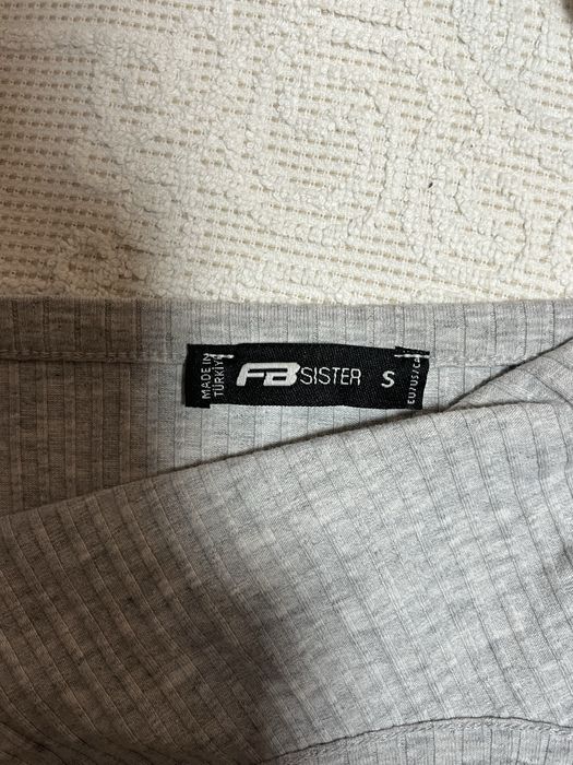 Сірий топ на брителях