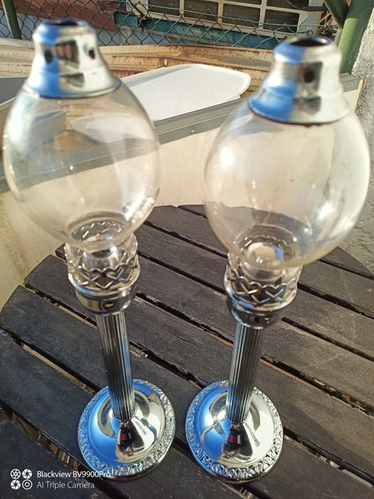 Par de candelabros em bronze com vidros