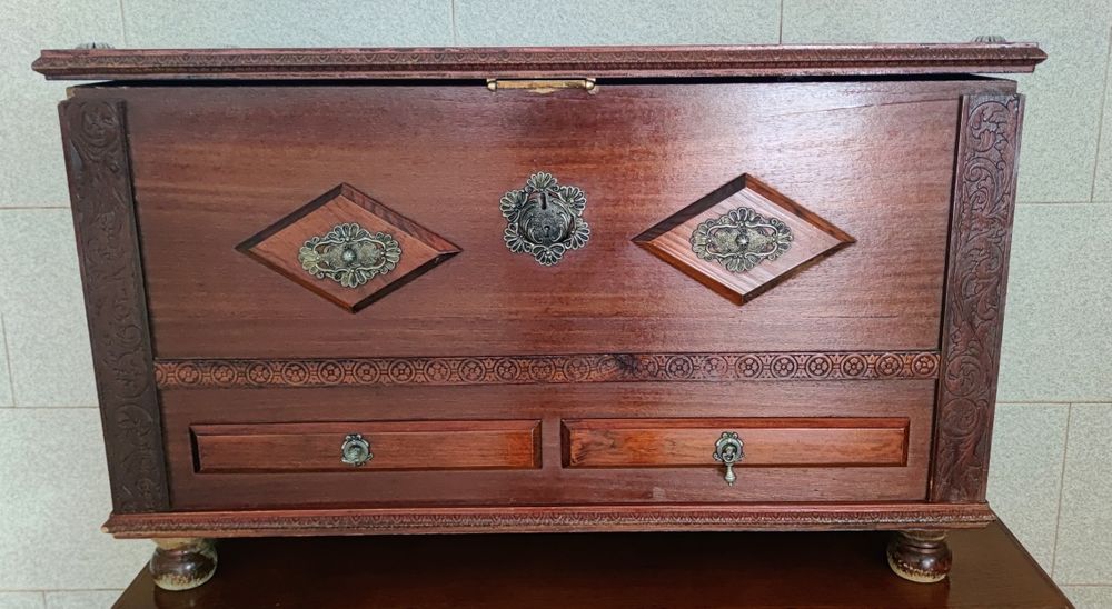 Baú de Madeira Antigo