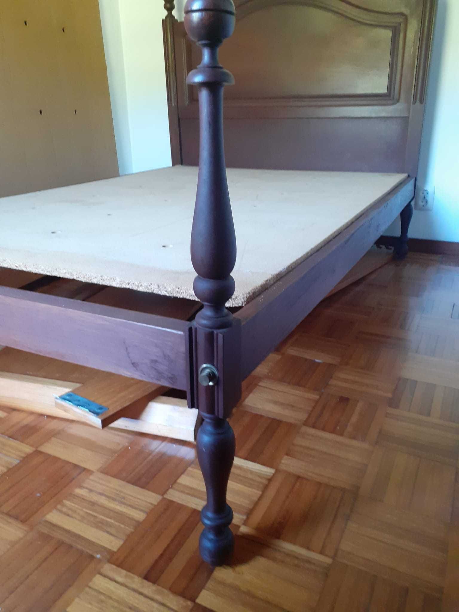 Cama de Corpo e Meio em Madeira Escura