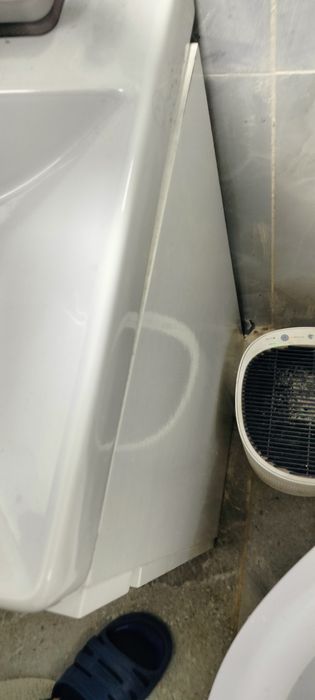 Тумбочка з раковиною.