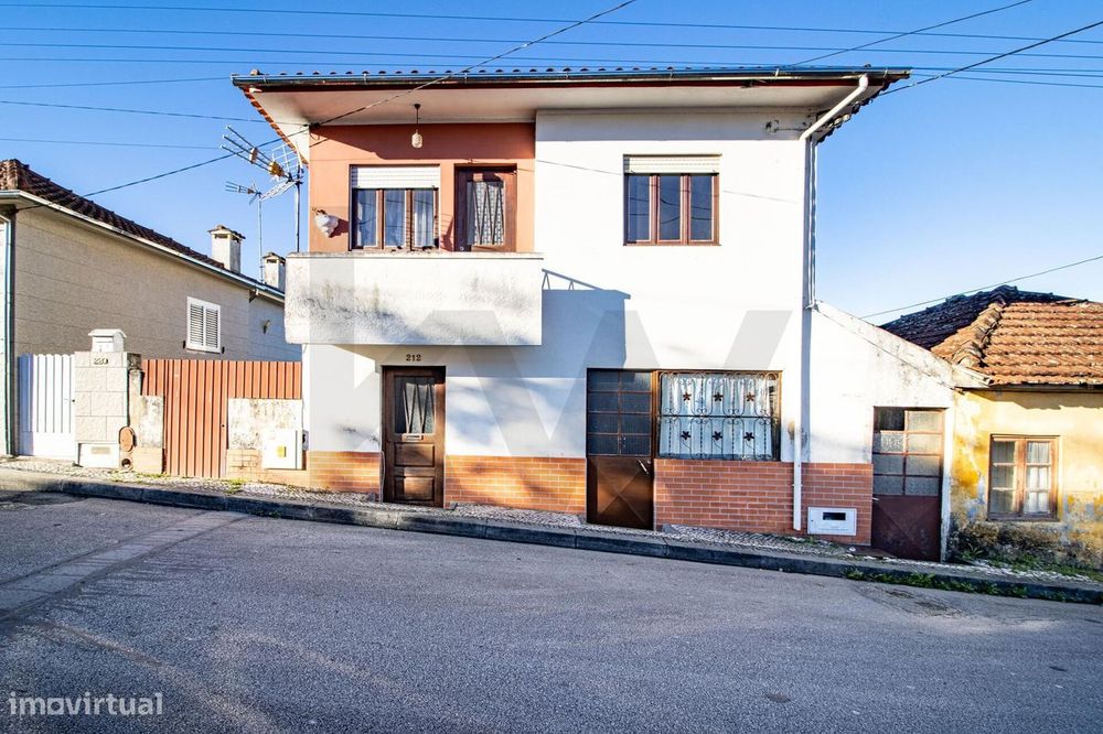 Moradia T3 com logradouro em Macieira de Sarnes