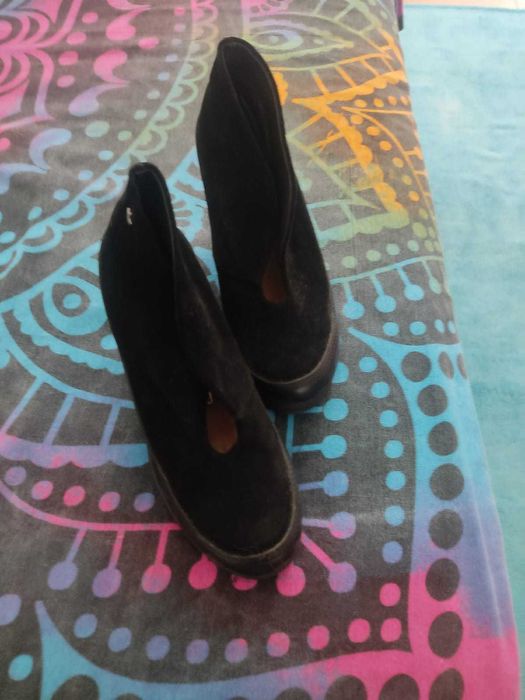 Sapatos em pele camurça compensados. Marca Cubanas, 36.