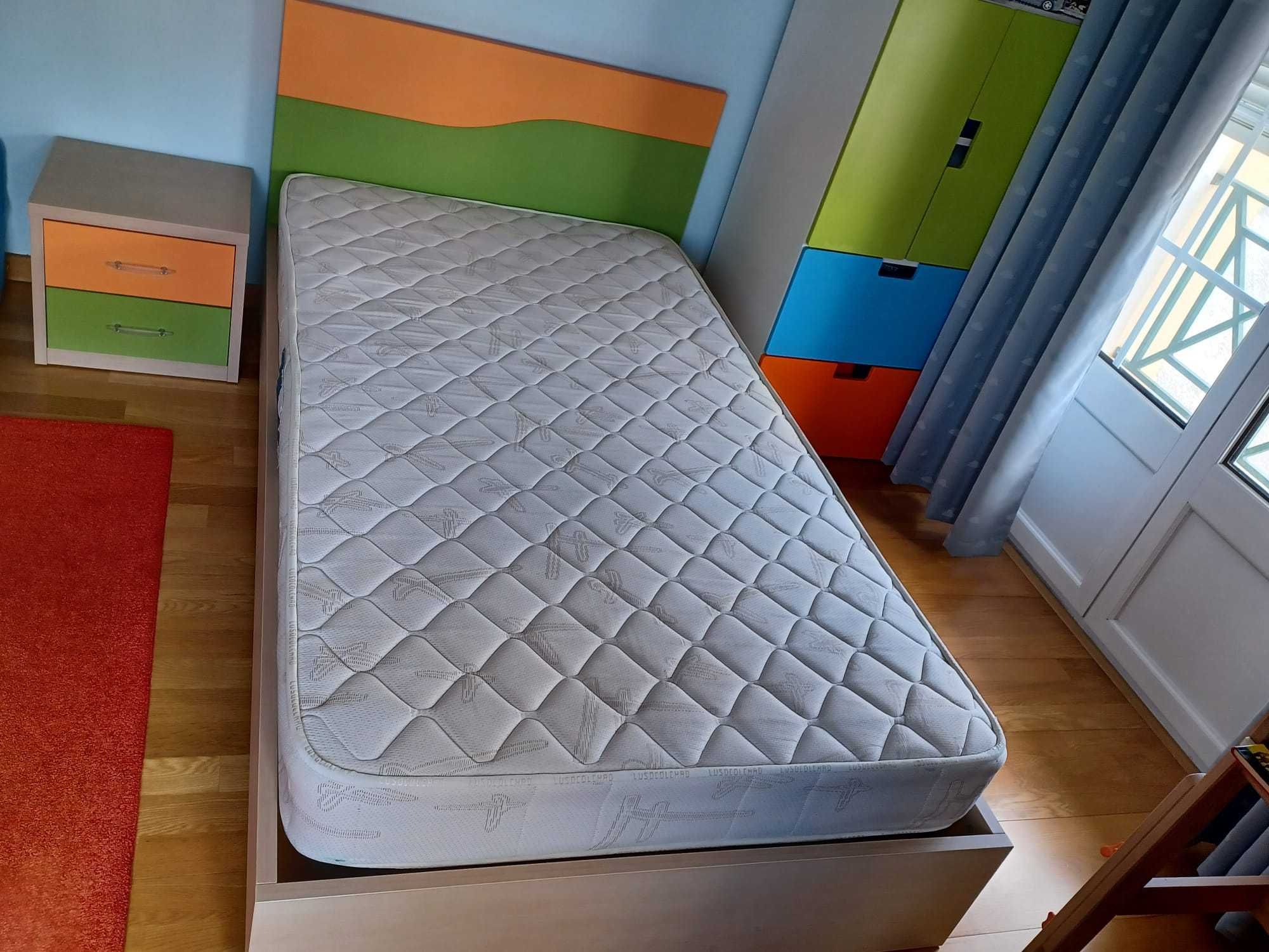 Quarto de criança completo com cama, cabeceira e armário