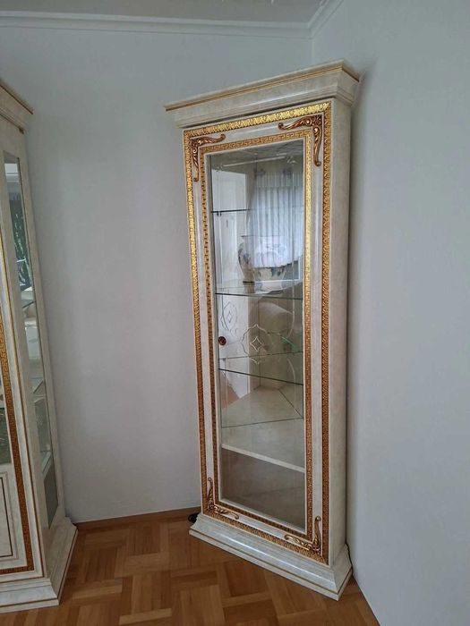 Włoskie meble do salonu – witryna, witryna narożna stół i stolik kawow