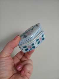 Vintage chińska porcelana maleńka szkatułka puzderko stare retro