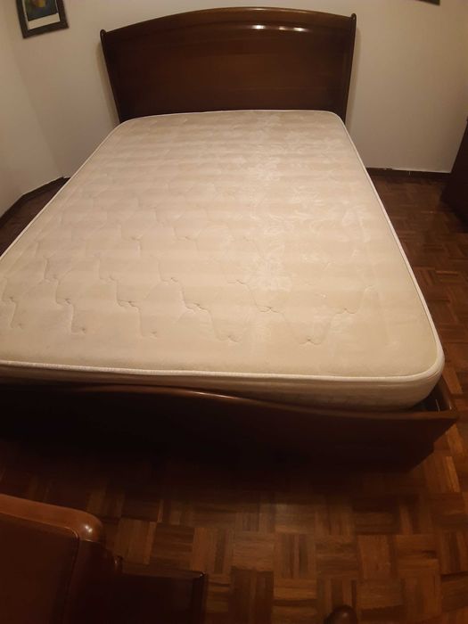 Cama de casal em cerejeira