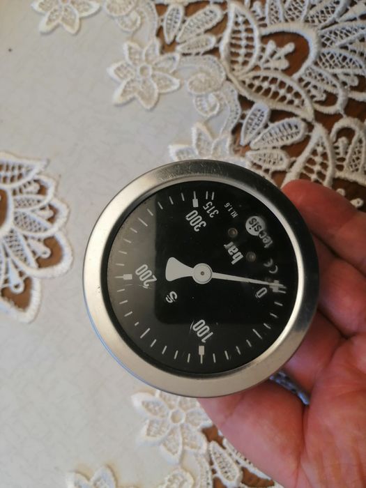 Manometr ciśnieniowy. Firmowy