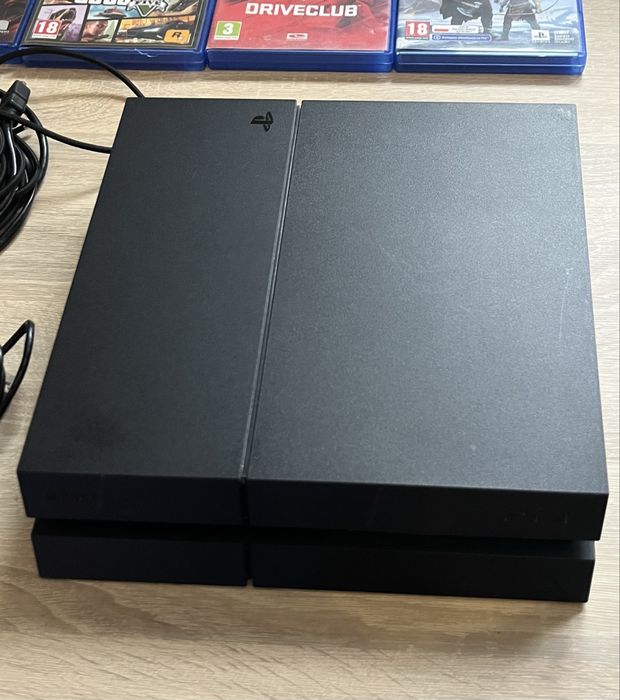 PS4 + pad + stacja ładująca + 4 gry