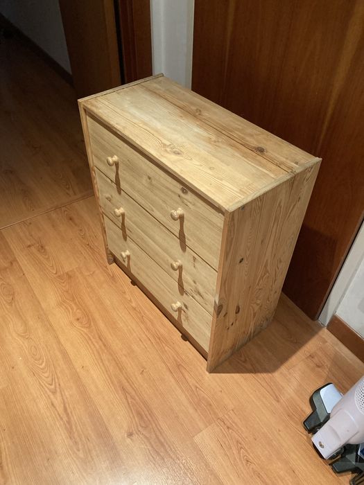 Movel em pinho macico com 3 gavetas