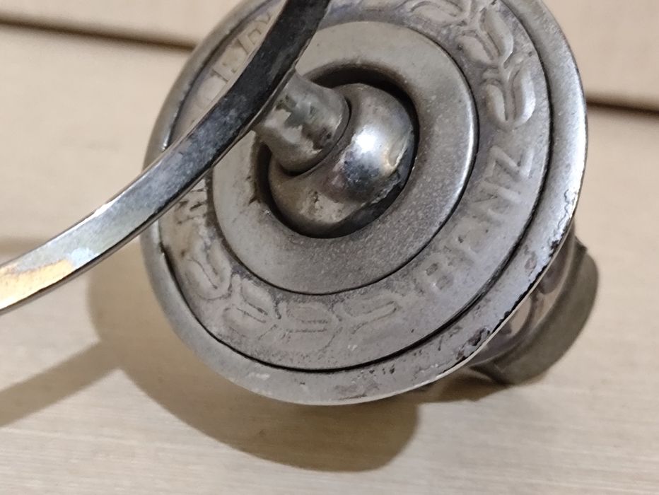 Значок Mersedes на капот