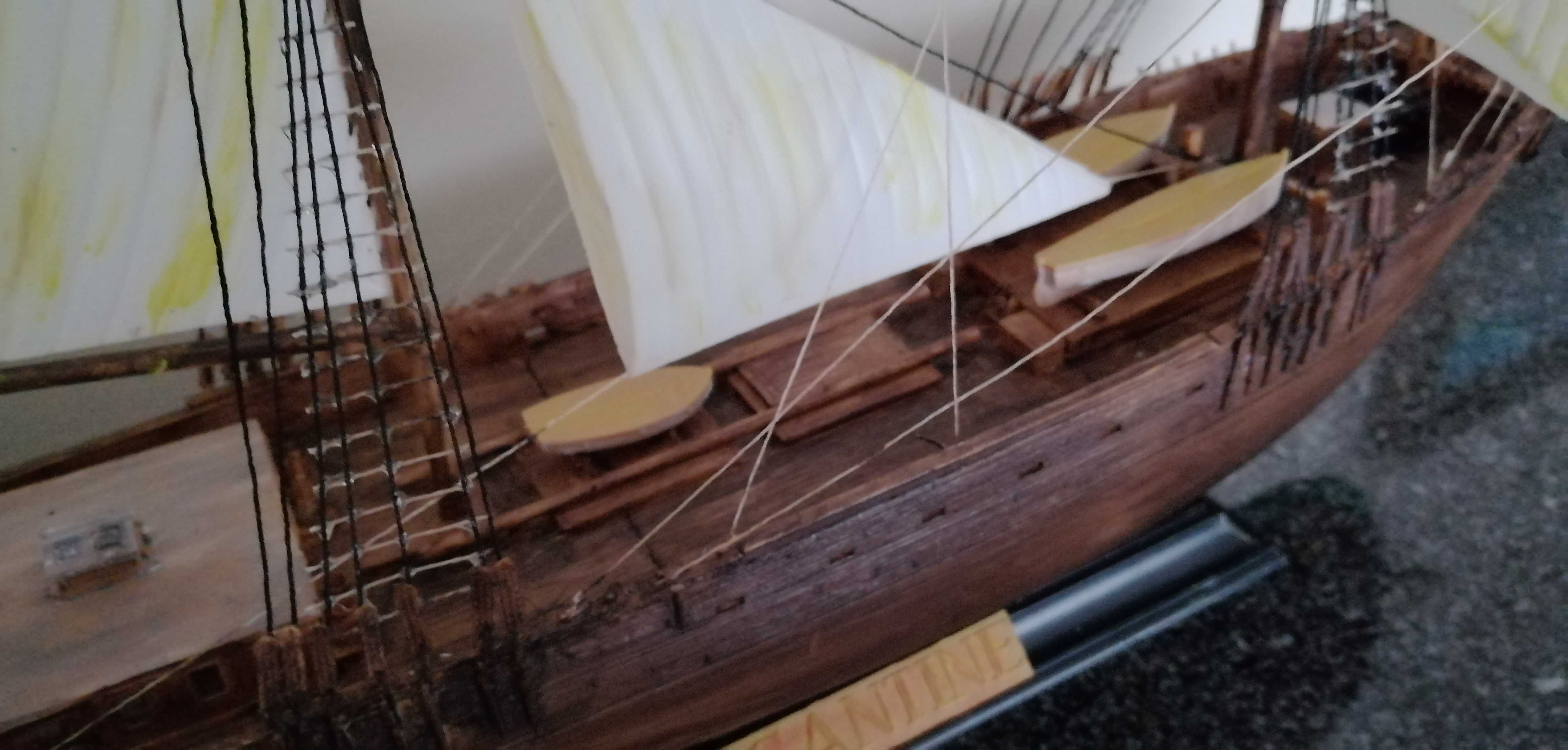 Barco caravela com redoma