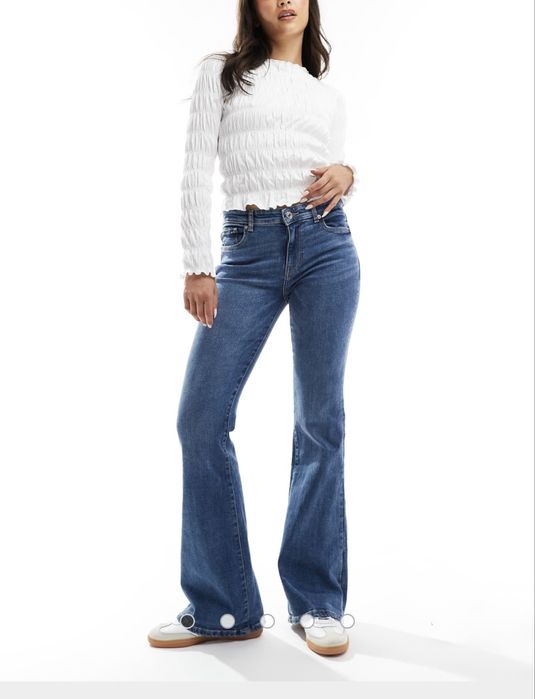 Джинси кльош Bershka.