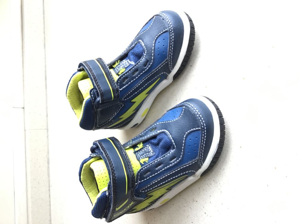 Tenis sapatilhas com luz Geox modelo Gregg Ligh-Up sneakers 24