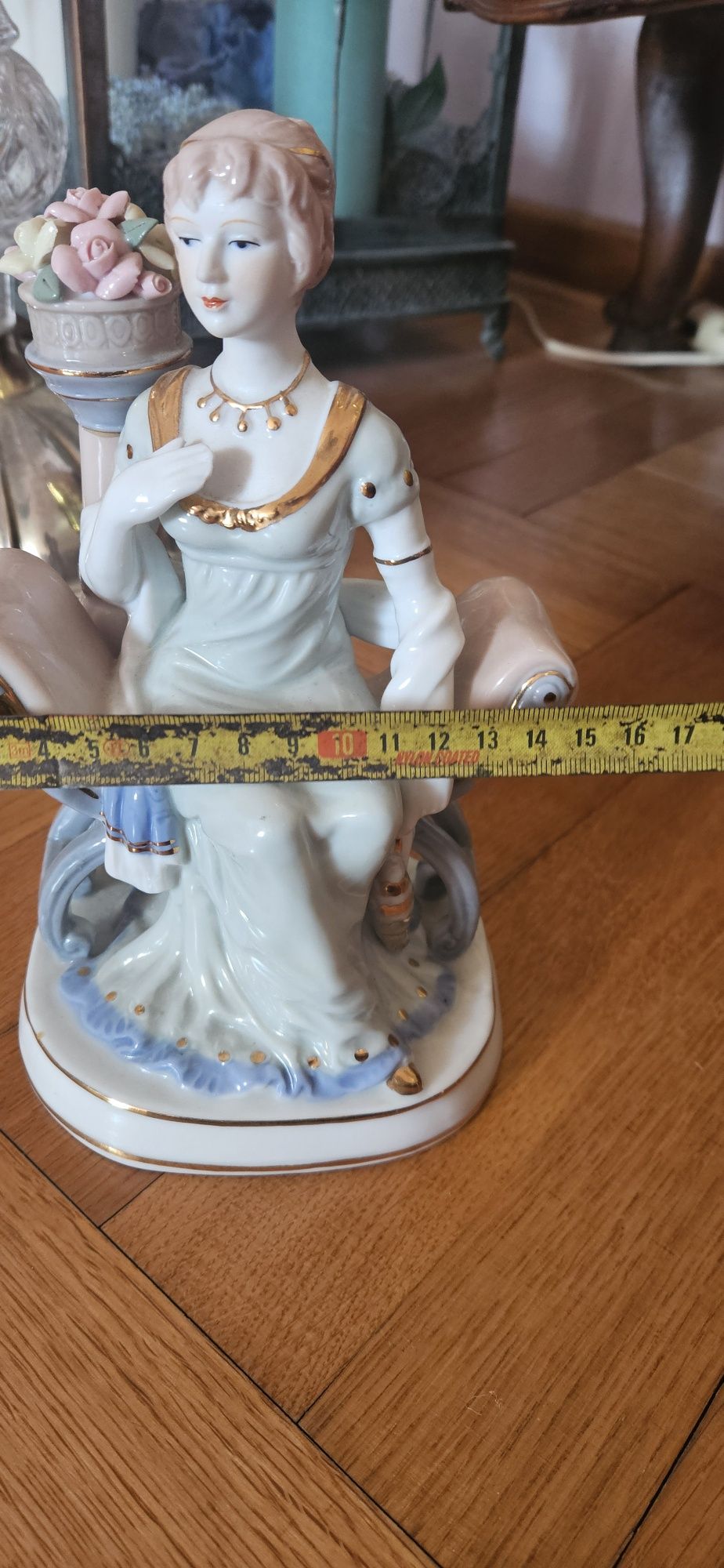 Porcelanowa figurka kobiety