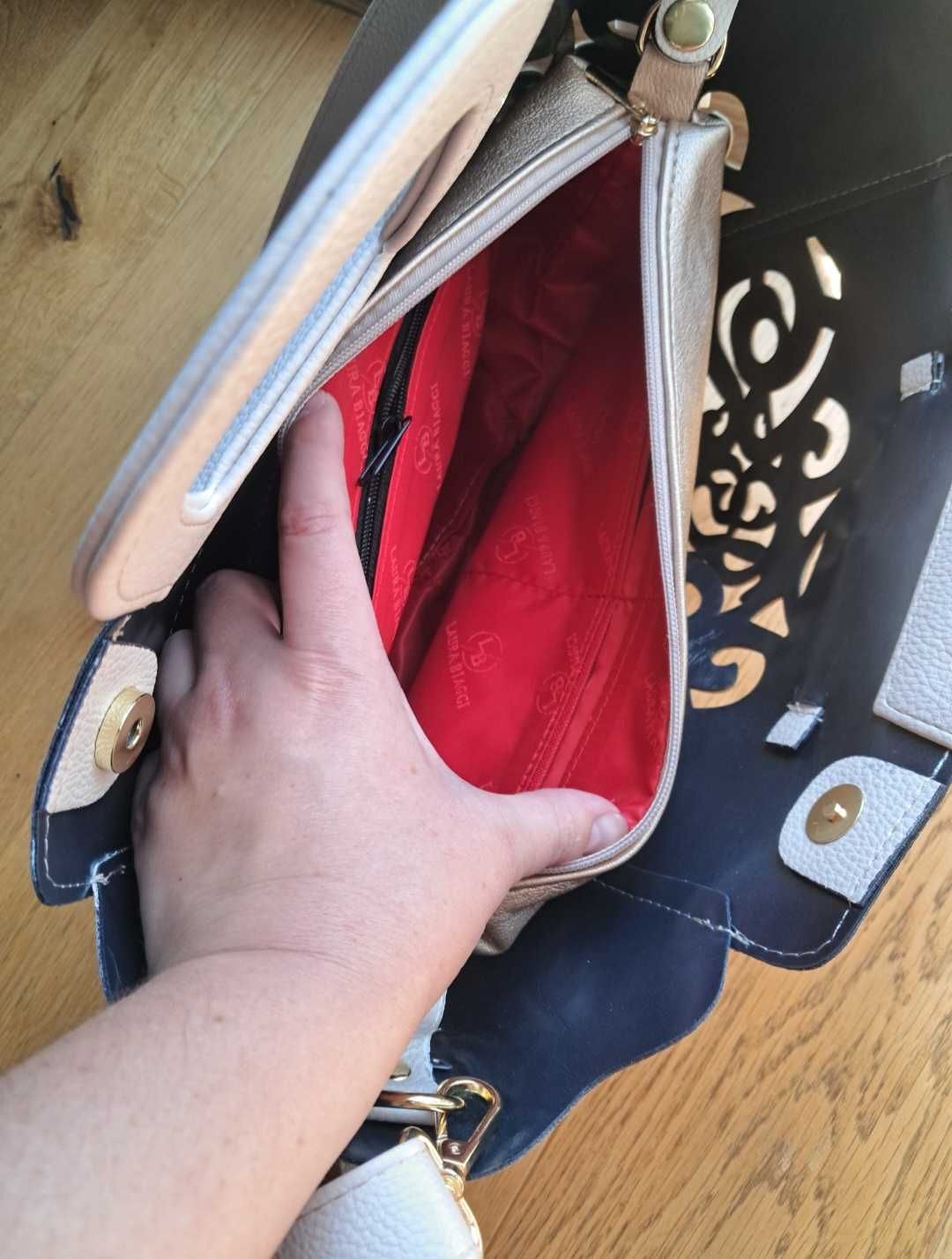 Unikatowa Torebka z Kokardką i Misteryjna Ażurową Ozdobą!
Nowy z metką