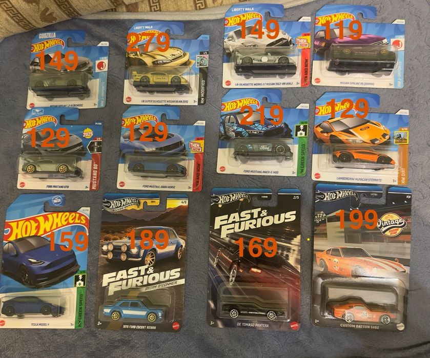 Машинки hot wheels запаковані.