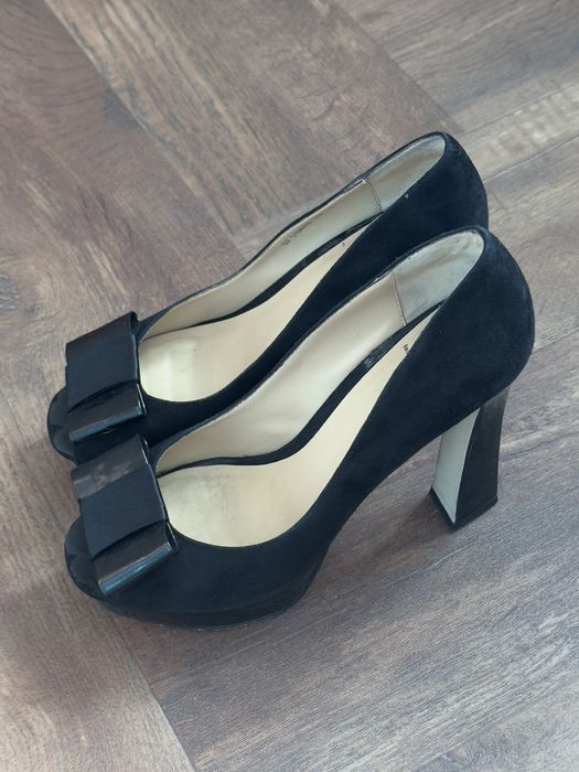 Чорні туфлі з відкритим носком Carnby