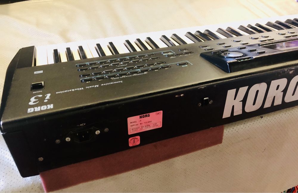 Korg i3 - Workstation - anos 90