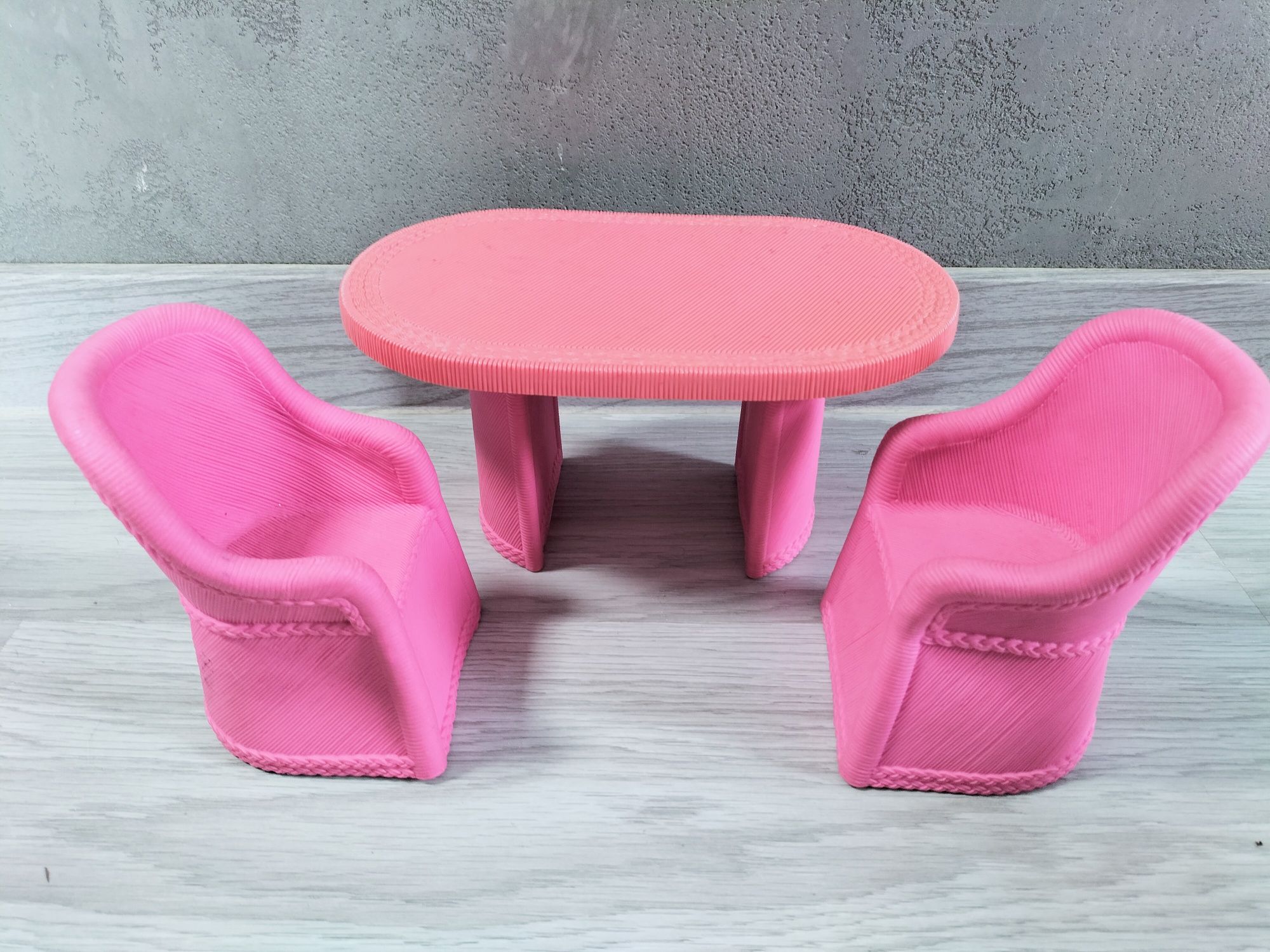 1990 MTC Multi Toys Corp. Stół różowy 2 wiklinowe rattanowe krzesła